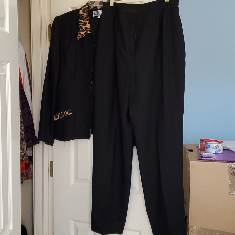 Women's 2 piece pants suit w/ leopard print collar